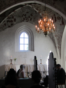 Lyngby Kirke med det dejligste brudepar