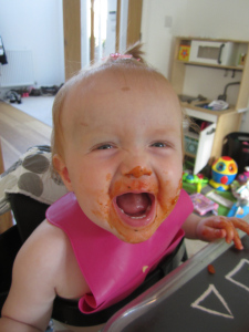 Resultatet af selvstændig spaghetti-bolognese-spisning som 1-årig
