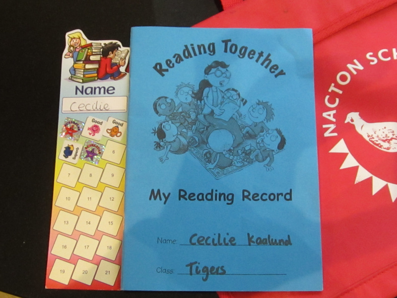 Reading Record og et bogmærke med belønnings-klistermærker 