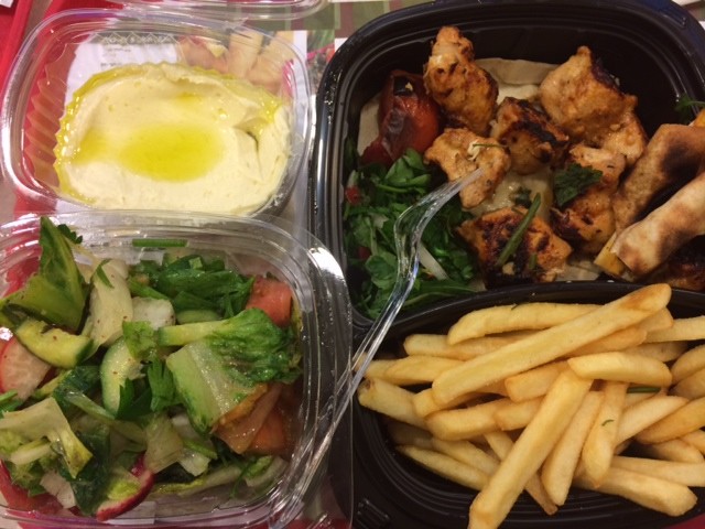 Hummus og Fattoush Salat - med samme omgang grillet kylling og arabisk brød. UHM!