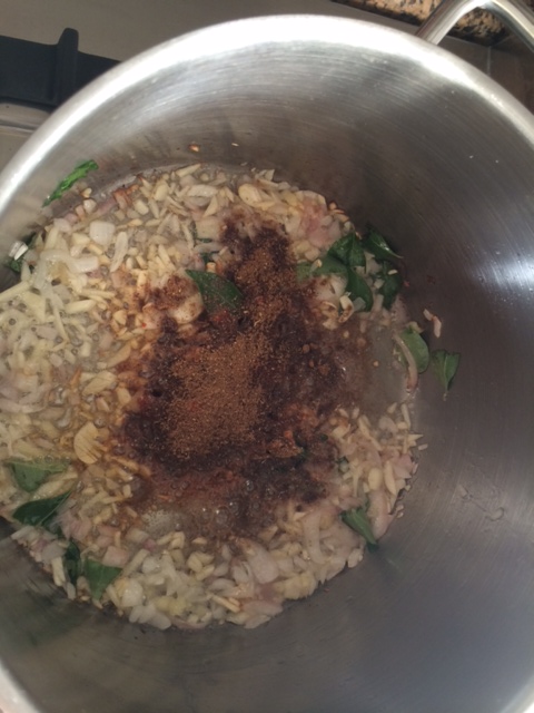 Opstarten til en anden curry med hvidløg, løg go krydderiblanding fra Sri Lanka