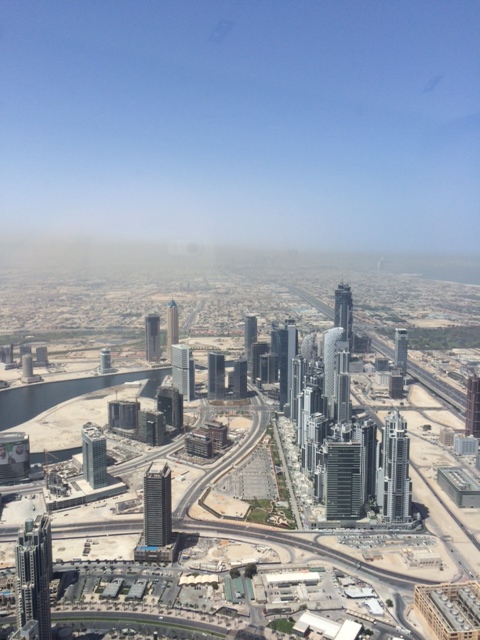 Udsigt mod syd - ude til højre kunne man skimte Burj Al Arab. Tågen er sand!
