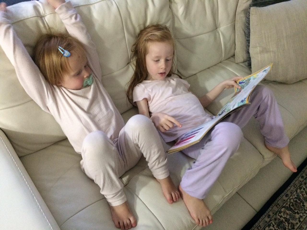 Søskende læser sammen